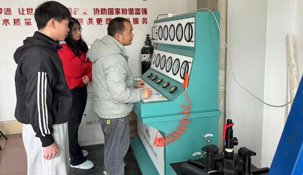 维修经验丰富的技术工程师